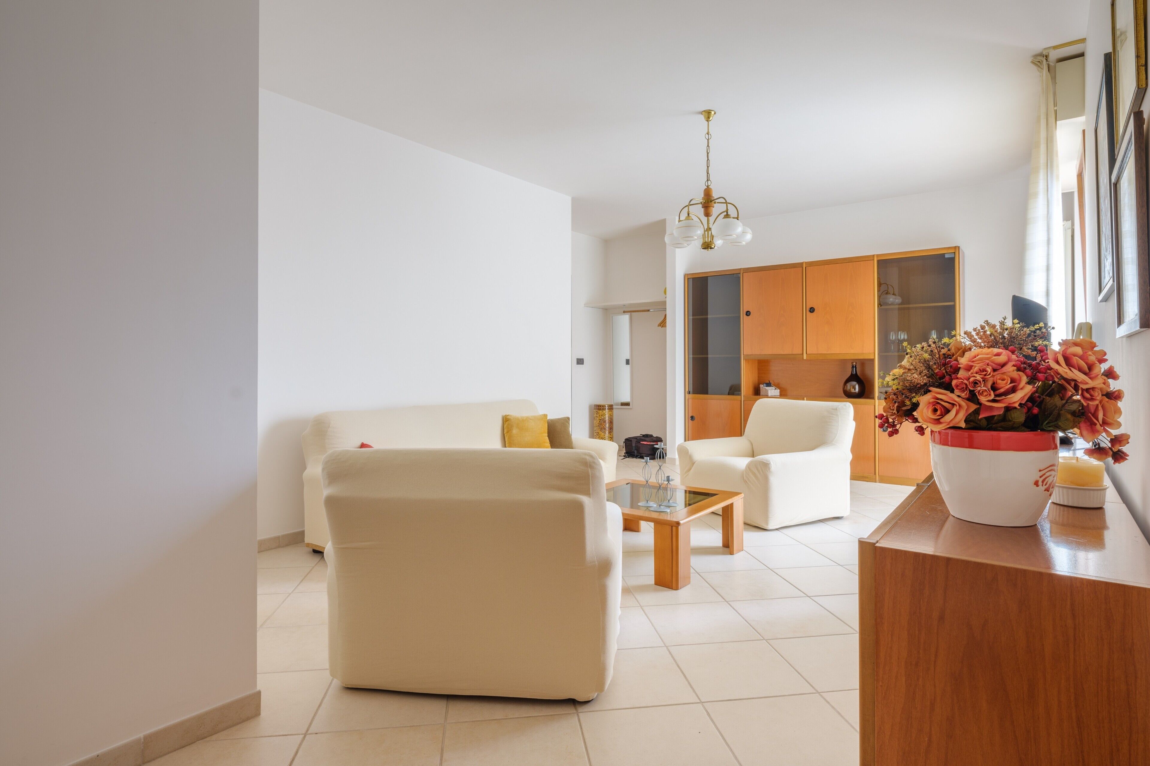 Una sala de estar moderna con un sofá, una mesa de centro y un mueble de madera.