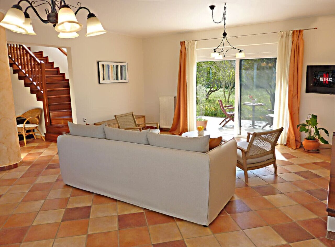 Smart TV, fireplace, Netflix, streaming services