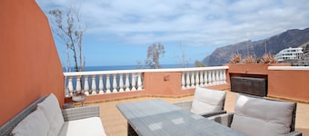 Vacation Apartment 'Bonitas Vistas A Los Acantilados' with Sea View, Wi-Fi and Air Conditioning