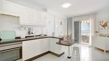 Køleskab, mikrobølgeovn, ovn, kogeplade