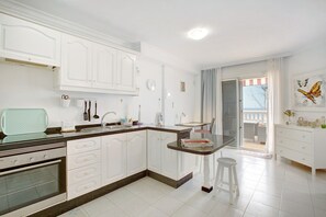 Fridge, microwave, oven, stovetop - Vacation Apartment 'Bonitas Vistas A Los Acantilados' with Sea View, Wi-Fi and Air Conditioning (Santiago del Teide)