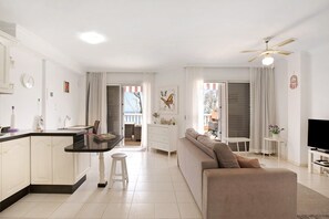 TV - Vacation Apartment 'Bonitas Vistas A Los Acantilados' with Sea View, Wi-Fi and Air Conditioning (Santiago del Teide)