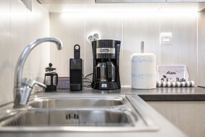 Refrigerador, horno, parrilla de estufa y cafetera y tetera 