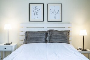 2 habitaciones, escritorio, tabla de planchar con plancha y wifi gratis 