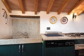 Frigorífic, placa de cuina, rentaplats i trona