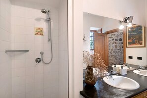 Ducha, secador de pelo y toallas