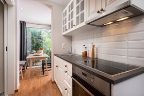 Een koelkast, een oven, een kookplaat, een koffiezetapparaat/waterkoker