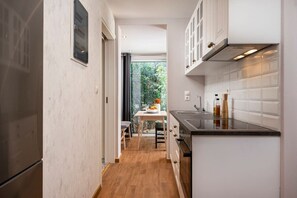 Réfrigérateur, un four, surface de cuisson, cafetiÚre-théiÚre