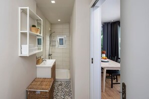 Séchoir à cheveux, savon, shampooing