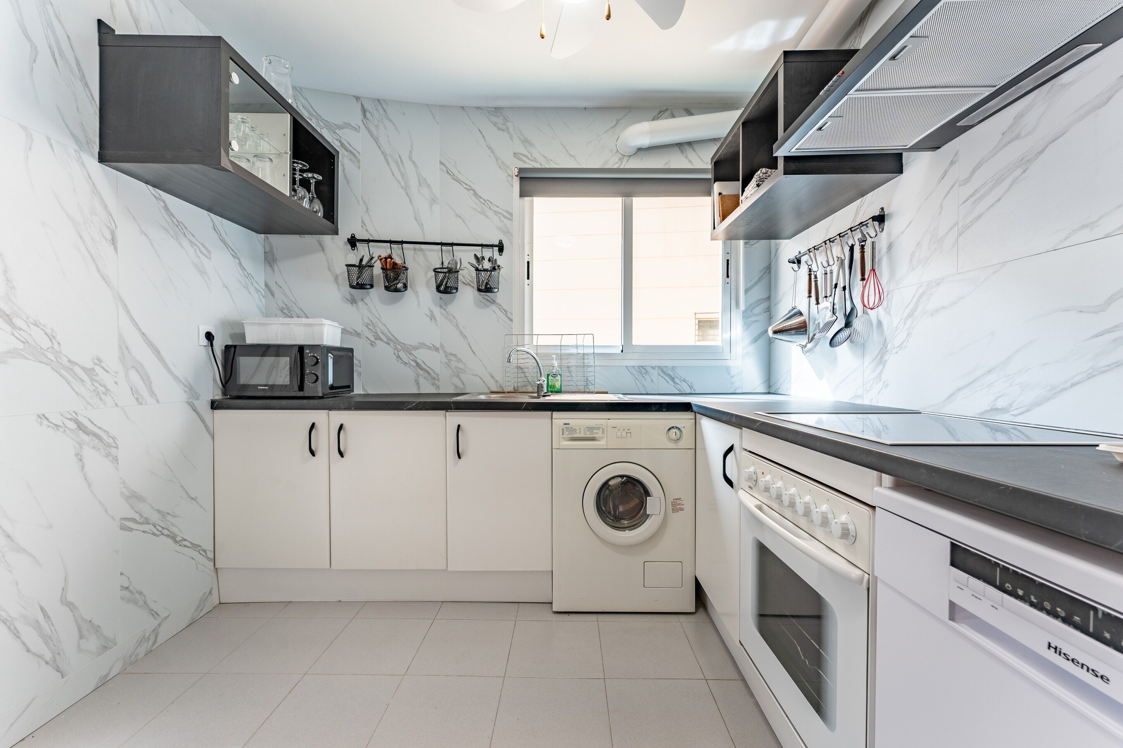 Kjøleskap, mikrobølgeovn, ovn og kokeplater