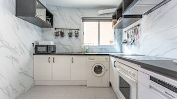 Een koelkast, een magnetron, een oven, een kookplaat