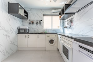 Fridge, microwave, oven, stovetop - Apartment 'Ramon Y Cajal' with Shared Pool, Wi-Fi and Air Conditioning (Fuengirola)