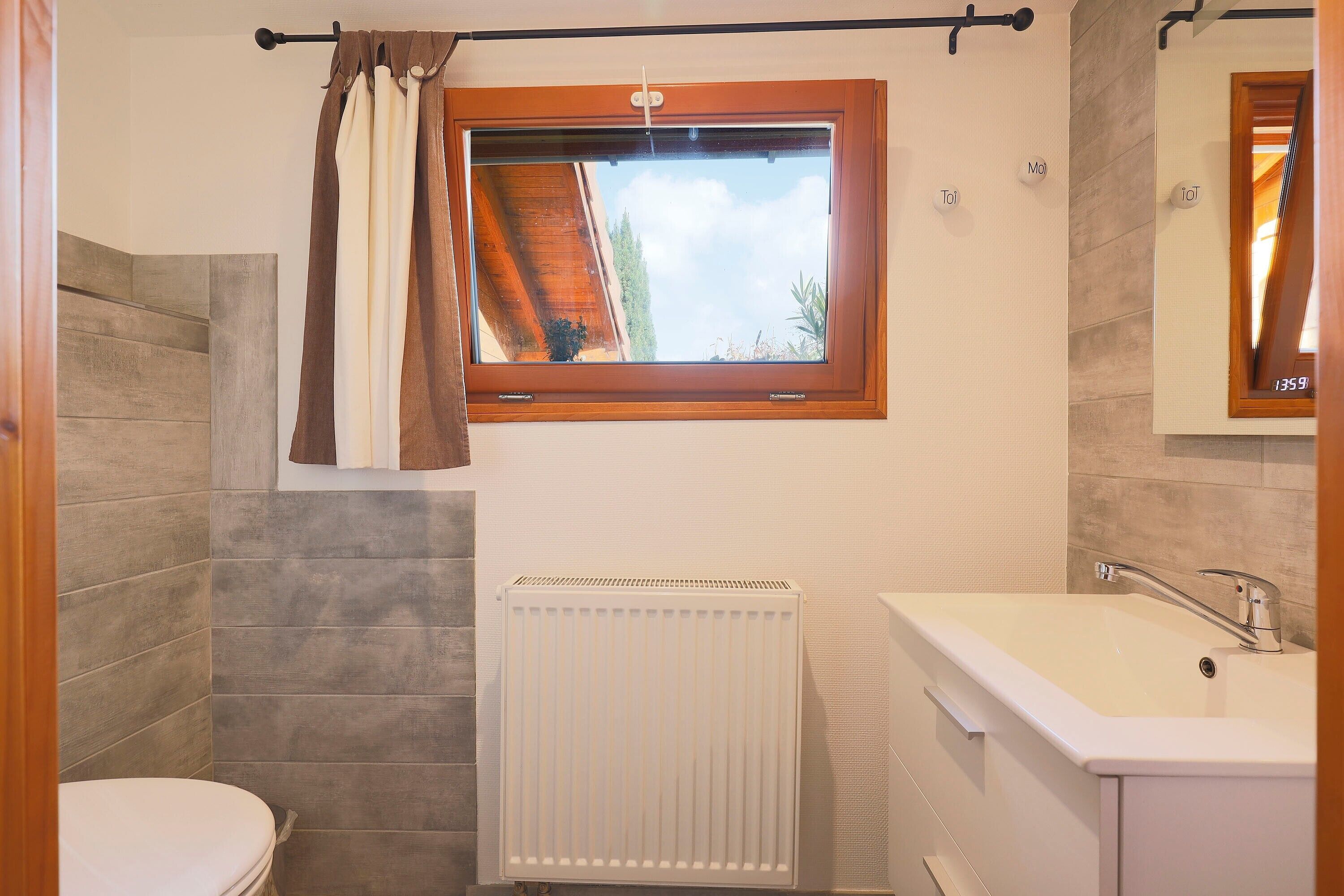 Ducha, secador de pelo, toallas