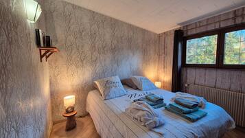 2 bedrooms, iron/ironing board, free WiFi, bed sheets