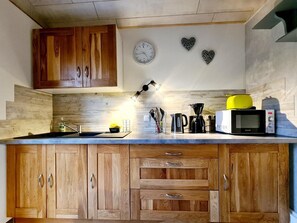 Een koelkast, een microgolfoven, een oven, een kookplaat