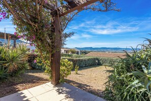 Property grounds - Holiday Home 'Casa Gio' with Sea View, Garden, Shared Pool and Wi-Fi (Badesi)