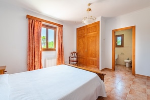 4 dormitorios, tabla de planchar con plancha, wifi gratis y ropa de cama