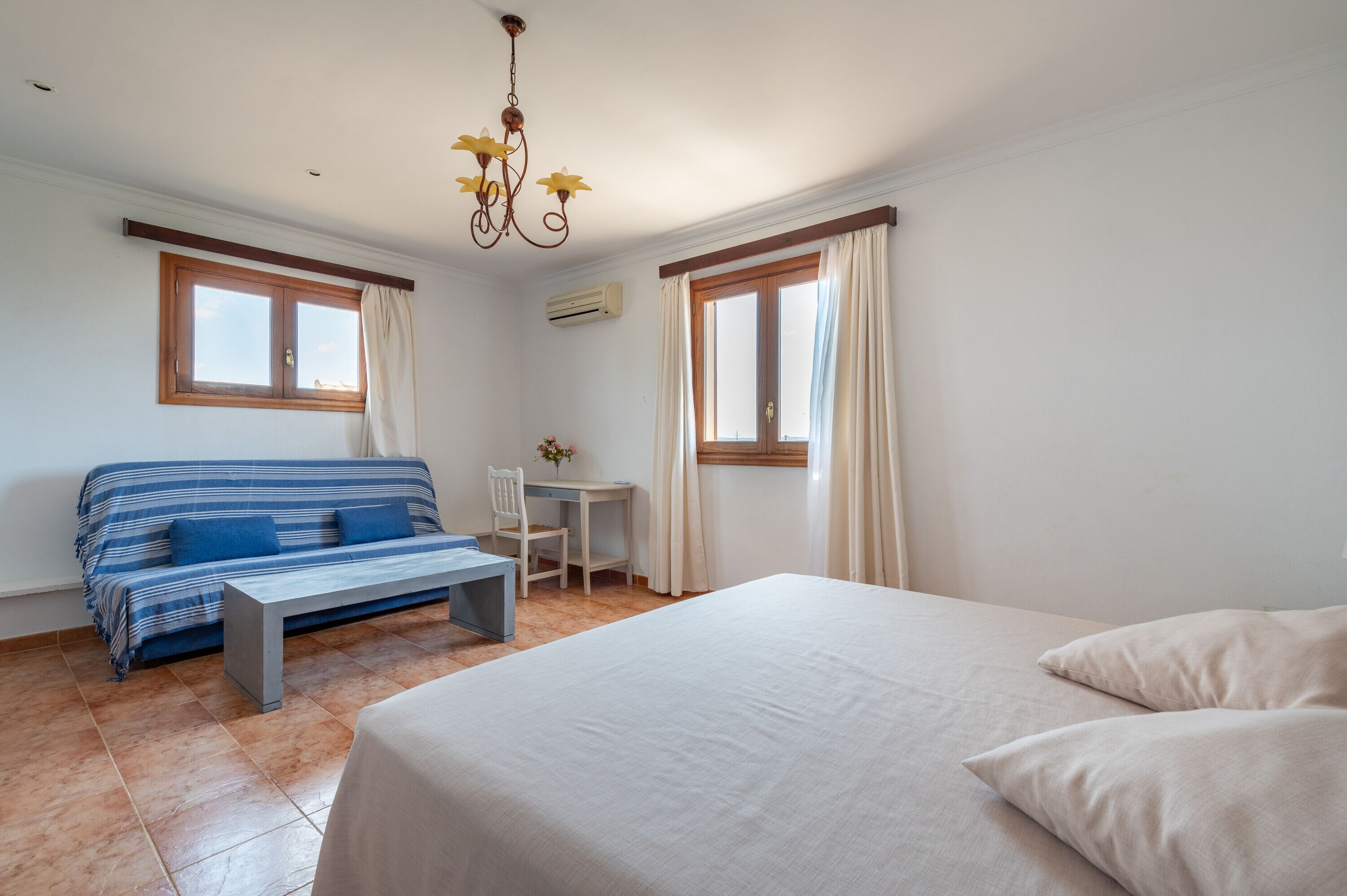 4 slaapkamers, een strijkplank/strijkijzer, gratis wifi, beddengoed