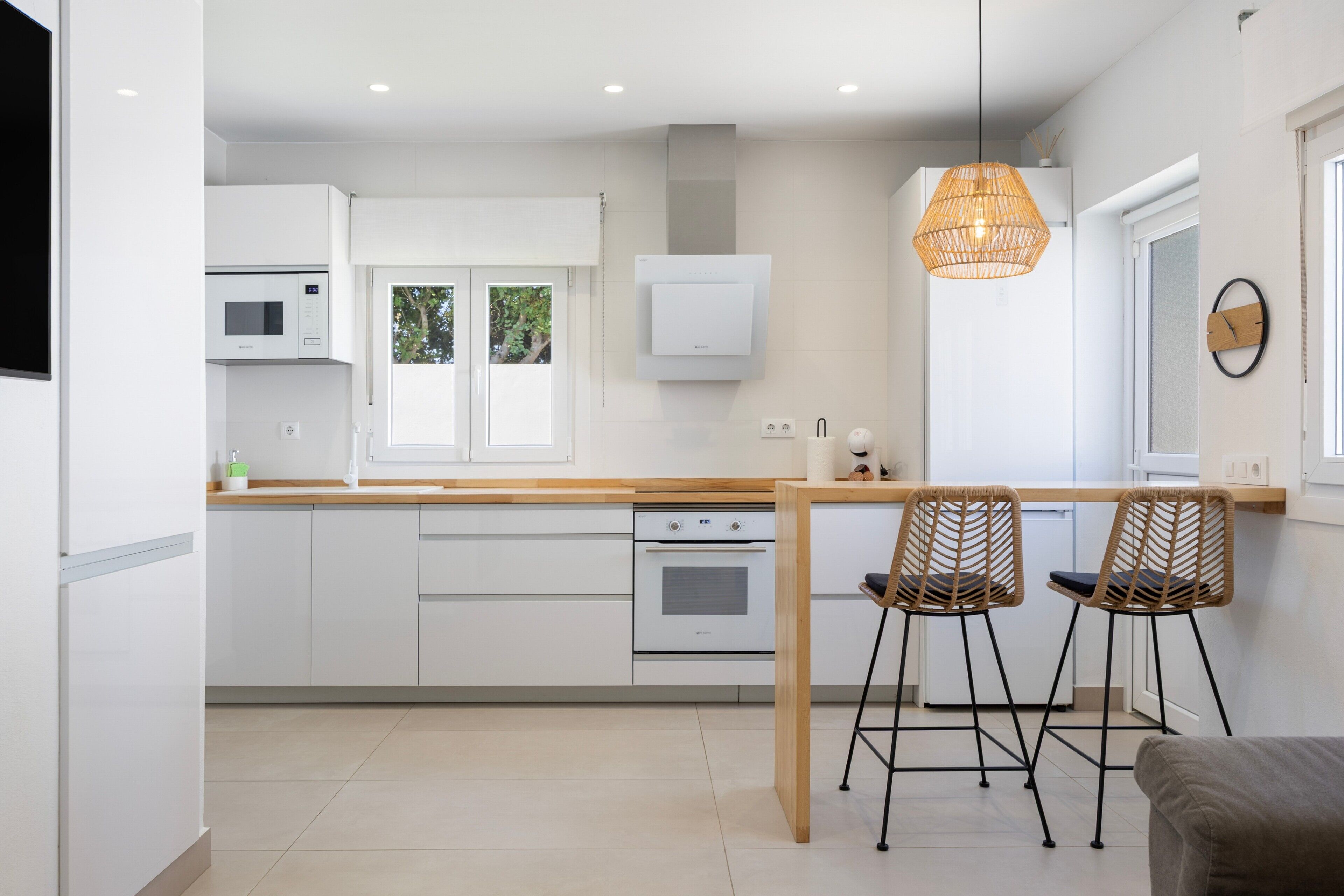 Frigorífico, microondas, horno y placa de cocina