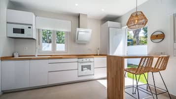 Jääkaappi, mikroaaltouuni, uuni, liesi