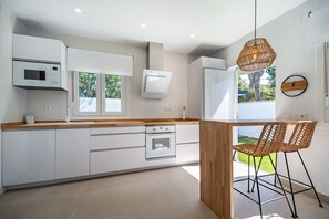 Jääkaappi, mikroaaltouuni, uuni, liesi