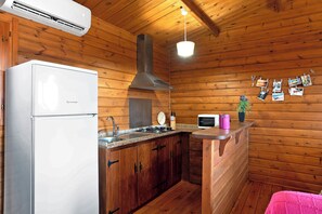 Jääkaappi, mikroaaltouuni, liesi, kahvin-/teenkeitin