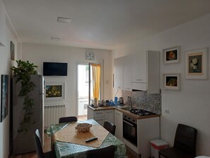Coffee/tea maker, fridge, oven, stovetop