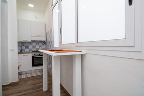 Kühlschrank, Ofen, Herdplatte, Wasserkocher mit Kaffee-/Teezubehör