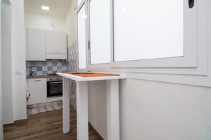 Fridge, oven, stovetop, coffee/tea maker