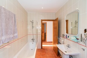 Bañera, secador de pelo, toallas