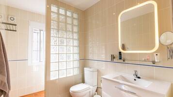 Bathtub, hair dryer, towels