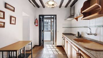 Fridge, microwave, oven, coffee/tea maker