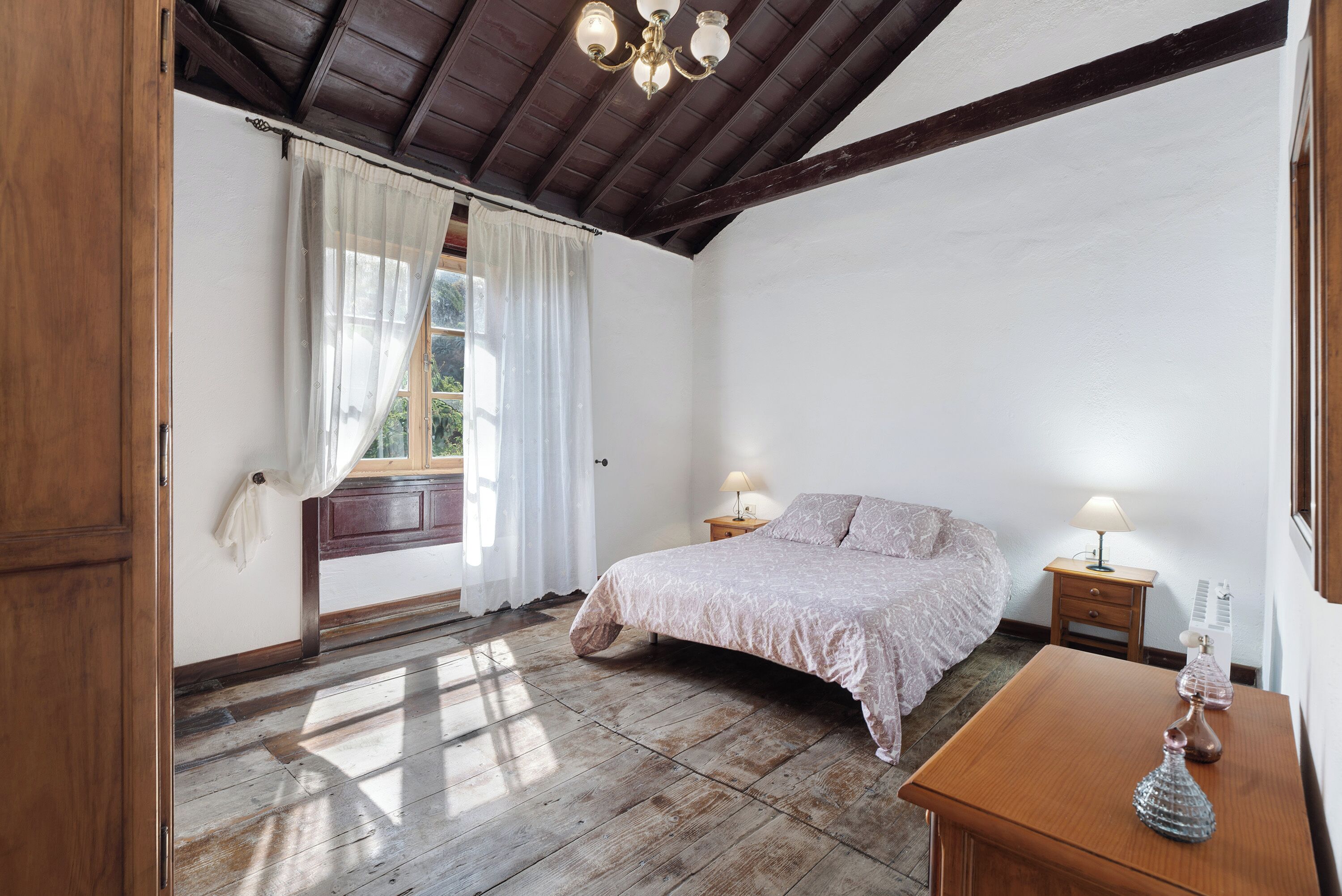 2 soverom, strykejern/-brett, wi-fi (inkludert) og sengetøy