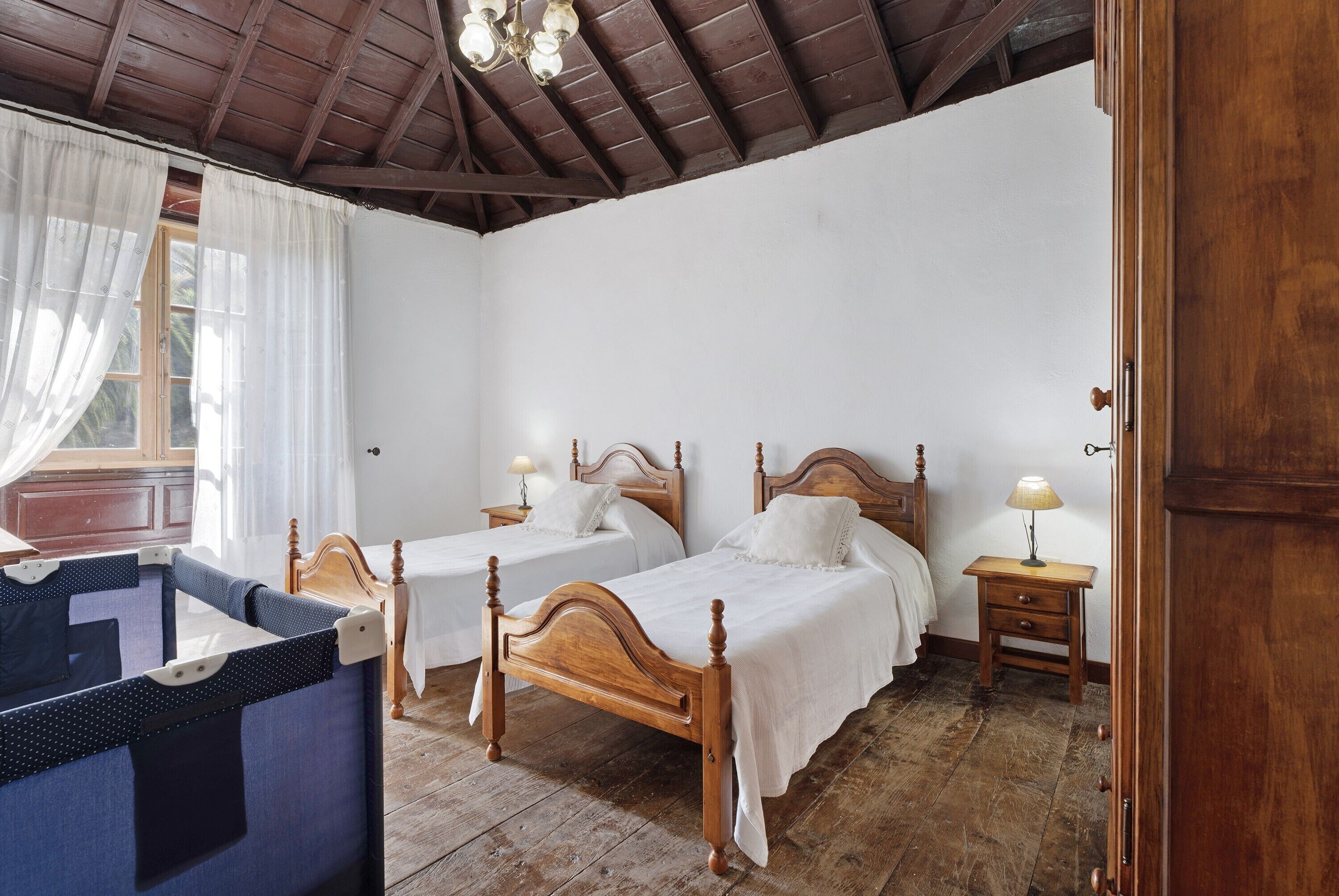 2 slaapkamers, een strijkplank/strijkijzer, gratis wifi, beddengoed