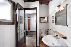 Bañera, secador de pelo, toallas