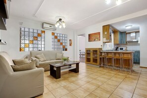 Een televisie, een dvd-speler en een stereo