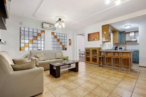 Televisión, reproductor de DVD, estéreo