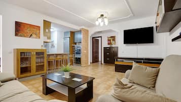 Una televisión, un reproductor de DVD, un reproductor estéreo