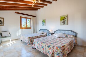 4 bedrooms, desk, iron/ironing board, free WiFi
