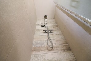 Regadera, amenidades de baño gratuitas, secadora de cabello, toallas 