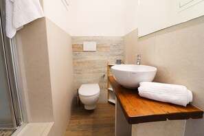 Een douche, een haardroger, handdoeken