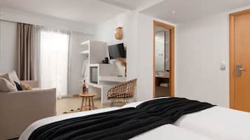 Superior Quadruple Room | In-room safe, desk, soundproofing, iron/ironing board