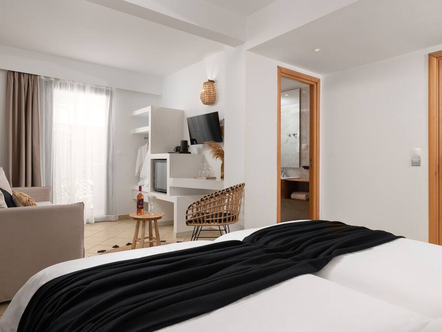 Superior Quadruple Room | In-room safe, desk, soundproofing, iron/ironing board