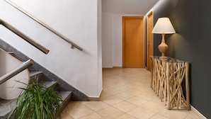 Zimmersafe, Schreibtisch, schallisolierte Zimmer, Bügeleisen/Bügelbrett