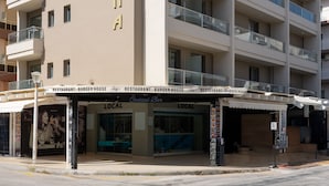 Ein mehrstöckiges Hotel mit Balkonen und einem Schild mit der Aufschrift "DIANA".
