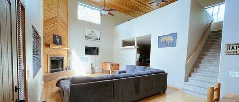 Téléviseur connecté, foyer, jeux vidéo, table de baby-foot