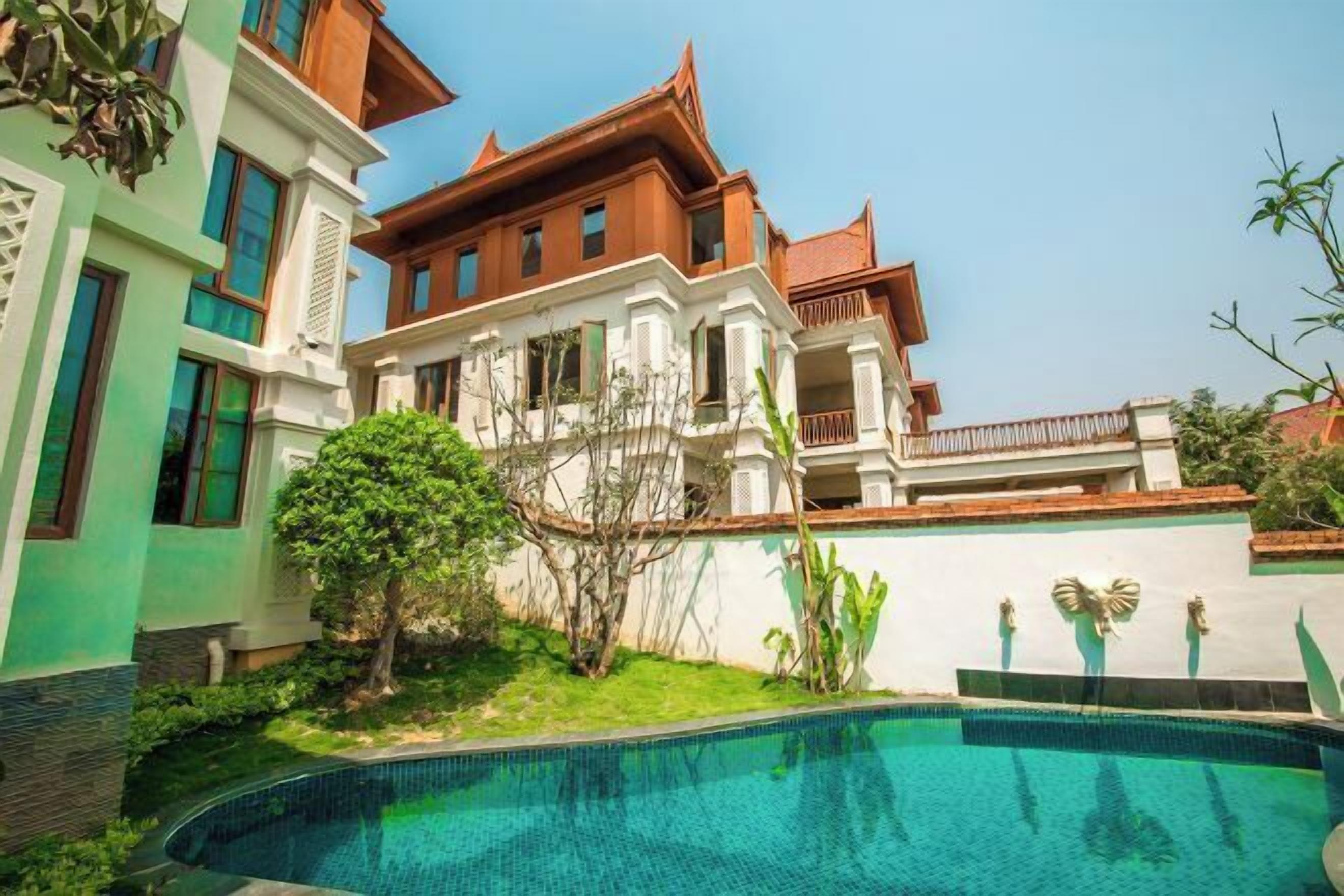 Hồ bơi ngoài trời