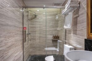 Une salle de bain moderne avec une douche à parois de verre, une baignoire blanche et des murs en marbre.