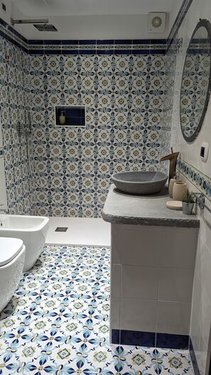 Luxury Room, 1 Bedroom, Balcony, City View | Bathroom | Shower, hair dryer, bathrobes, slippers - Apple Lemonade (Vietri sul Mare)