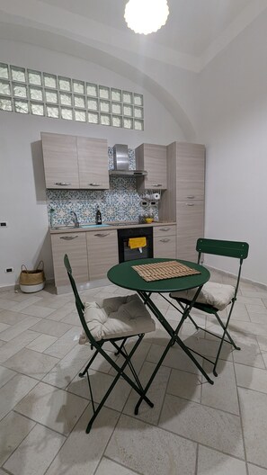 Full-size fridge, oven, stovetop, cookware/dishes/utensils - Apple Lemonade (Vietri sul Mare)